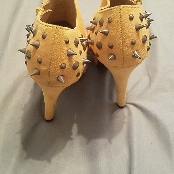 Golden yellow Spike booties - Picture 5 of 5